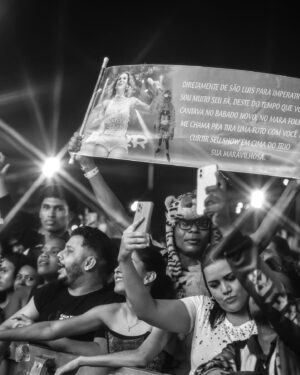 Claudia Leitte Instagram - Vai rolar chuva de post porque não é todo dia que eu me visto com a bandeira de uma capital tão importante! 
Nas imagens, além de uma banda massa, bailarinos mágicos e uma cantora feliz demais da conta, vocês verão 4 artistas ludovicenses espetaculares, que fizeram meu coração bater mais forte por conta da explosão de talento e beleza naquele palco! 
@adrianabosaipo, a escolhida pra cantar #BeijoIncompatível
@nandafurttadoficial @mairlaoliveiraoficial @thaismorenoebanda que fizeram da música #Infinito um espetáculo! 🤩🤩🤩🤩💛💛💛🌻🌻🌻🌻🌻
Valeu, São Luís do Mará!!!!!!