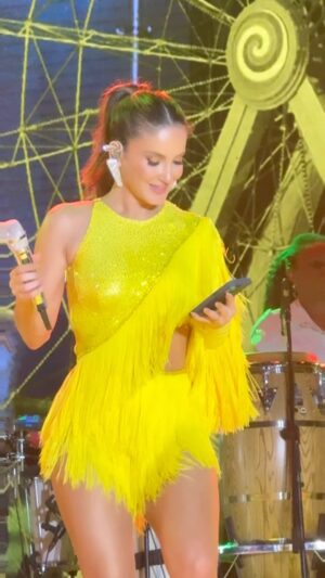 Claudia Leitte Instagram - Desafiaram a cantora em São Luís! 🤣 Rolou! Volto com notícias desse show incrível! Te amo, riqueza desse Brasil!