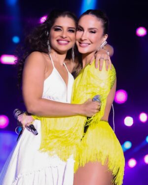 Claudia Leitte Instagram - Vai rolar chuva de post porque não é todo dia que eu me visto com a bandeira de uma capital tão importante! 
Nas imagens, além de uma banda massa, bailarinos mágicos e uma cantora feliz demais da conta, vocês verão 4 artistas ludovicenses espetaculares, que fizeram meu coração bater mais forte por conta da explosão de talento e beleza naquele palco! 
@adrianabosaipo, a escolhida pra cantar #BeijoIncompatível
@nandafurttadoficial @mairlaoliveiraoficial @thaismorenoebanda que fizeram da música #Infinito um espetáculo! 🤩🤩🤩🤩💛💛💛🌻🌻🌻🌻🌻
Valeu, São Luís do Mará!!!!!!