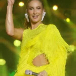 Claudia Leitte Instagram - Vai rolar chuva de post porque não é todo dia que eu me visto com a bandeira de uma capital tão importante! 
Nas imagens, além de uma banda massa, bailarinos mágicos e uma cantora feliz demais da conta, vocês verão 4 artistas ludovicenses espetaculares, que fizeram meu coração bater mais forte por conta da explosão de talento e beleza naquele palco! 
@adrianabosaipo, a escolhida pra cantar #BeijoIncompatível
@nandafurttadoficial @mairlaoliveiraoficial @thaismorenoebanda que fizeram da música #Infinito um espetáculo! 🤩🤩🤩🤩💛💛💛🌻🌻🌻🌻🌻
Valeu, São Luís do Mará!!!!!!