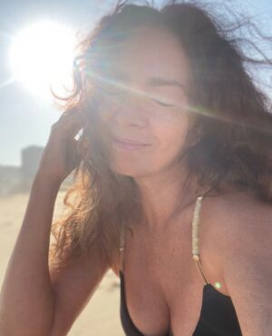 Claudia Ohana Instagram - Domingo de sol e praia. Quem não gosta? ✨
