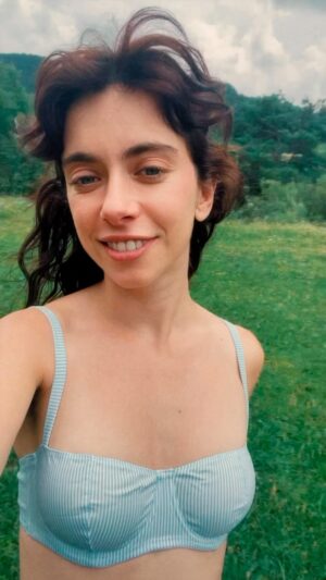 Claudia Riera Instagram - 🐦‍⬛🌿