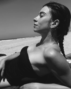 Claudia Riera Instagram - 🌺🌞🍉🌊

 Y 8 guiones en la maleta. 🤓🩵