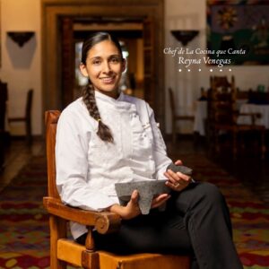 Claudia Sandoval Instagram - 🌟 Estrellas & Sabores de Nuestro Huerto 🌿✨

Únete a nosotros este sábado 28 de septiembre para una experiencia inolvidable con la Máster Chef Claudia Sandoval @chefclaudiasandoval 
Disfruta de una cena de 5 tiempos 🍽️, un recorrido por el huerto 🌱 y música en vivo 🎶 en el encantador Huerto Orgánico Tres Estrellas, con la majestuosa vista de la montaña sagrada Cuchumá 🏞️. Deléitate con auténticas delicias mexicanas elaboradas con ingredientes frescos y locales, y saborea cerveza artesanal y vinos regionales 🍷🍺.
Ven y sumérgete en una atmósfera acogedora y festiva. ¡No te lo puedes perder! 🌿🎉
🕕 Horario: 6 pm - 9 pm
📞 Reservaciones en https://www.eventbrite.com.mx/e/estrellas-sabores-de-nuestro-huerto-tickets-1021901503907 (link en bio)

#EstrellasYSabores #HuertoTresEstrellas #ClaudiaSandoval #CenaDe5Tiempos #DeliciasMexicanas #HuertoOrgánico #Chuchumá #GastronomíaMexicana #VinosRegionales #CervezaArtesanal #SaboresLocales #MúsicaEnVivo #EventoÚnico 🌟🌿