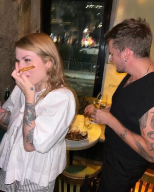 Coeur de Pirate Instagram - I love my friends (par contre sortir passé minuit quand tu as 34 ans c’est un défi)