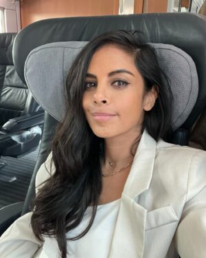 Collien Ulmen-Fernandes Instagram - Nach Dreharbeiten in Berlin, Köln, 
dann wieder Berlin, jetzt weiter nach Hamburg. 
Natürlich in einem traditionell verspäteten ICE. 
Immerhin darauf ist Verlass. 👍🏽