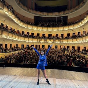 Connie Ballarini Instagram - PARANA 🙌🏽 
La pasamos increíble! 

Gracias x estas dos funciones llenas de buena onda ! Gracias como siempre x sus ocurrencias … entre el auto acabado en su cara, el del delantal Hot y la solo buscaba una persona con dientes 🦷 mi vida hermosa me hicieron la noche ! 
Ah y no nos olvidemos de la q no pudo abrir la pareja xq culpa de ‘La Crota ‘ 😂…. y el hermoso grupo de ‘los pij@man’ 😂 
Gracias x tanta buena onda ! Los amé. Volveré pronto ❤️🙌🏽

Obviamente que nunca más Dsp de la función vamos a volver a comer Franui de la misma forma no? 😂

Pd: sigo buscando a la persona q arriesgó su vida x mi cartel 😂 

Pd2: con los cartones para el Culipatin para el primer #Vlogcito de viaje 🧳 q pronto podrán ver en mi canal de YouTube  Gracias x los Tips ! 🙌🏽 ( últimas fotos ) 

Producción @standupargentina @matiaspisera @camilaprunesti @jeremy_lp1 @echague_martin