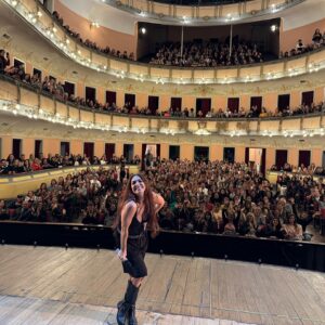 Connie Ballarini Instagram - PARANA 🙌🏽 
La pasamos increíble! 

Gracias x estas dos funciones llenas de buena onda ! Gracias como siempre x sus ocurrencias … entre el auto acabado en su cara, el del delantal Hot y la solo buscaba una persona con dientes 🦷 mi vida hermosa me hicieron la noche ! 
Ah y no nos olvidemos de la q no pudo abrir la pareja xq culpa de ‘La Crota ‘ 😂…. y el hermoso grupo de ‘los pij@man’ 😂 
Gracias x tanta buena onda ! Los amé. Volveré pronto ❤️🙌🏽

Obviamente que nunca más Dsp de la función vamos a volver a comer Franui de la misma forma no? 😂

Pd: sigo buscando a la persona q arriesgó su vida x mi cartel 😂 

Pd2: con los cartones para el Culipatin para el primer #Vlogcito de viaje 🧳 q pronto podrán ver en mi canal de YouTube  Gracias x los Tips ! 🙌🏽 ( últimas fotos ) 

Producción @standupargentina @matiaspisera @camilaprunesti @jeremy_lp1 @echague_martin
