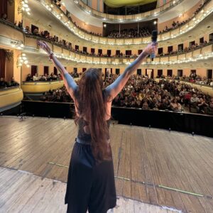 Connie Ballarini Instagram - PARANA 🙌🏽 
La pasamos increíble! 

Gracias x estas dos funciones llenas de buena onda ! Gracias como siempre x sus ocurrencias … entre el auto acabado en su cara, el del delantal Hot y la solo buscaba una persona con dientes 🦷 mi vida hermosa me hicieron la noche ! 
Ah y no nos olvidemos de la q no pudo abrir la pareja xq culpa de ‘La Crota ‘ 😂…. y el hermoso grupo de ‘los pij@man’ 😂 
Gracias x tanta buena onda ! Los amé. Volveré pronto ❤️🙌🏽

Obviamente que nunca más Dsp de la función vamos a volver a comer Franui de la misma forma no? 😂

Pd: sigo buscando a la persona q arriesgó su vida x mi cartel 😂 

Pd2: con los cartones para el Culipatin para el primer #Vlogcito de viaje 🧳 q pronto podrán ver en mi canal de YouTube  Gracias x los Tips ! 🙌🏽 ( últimas fotos ) 

Producción @standupargentina @matiaspisera @camilaprunesti @jeremy_lp1 @echague_martin