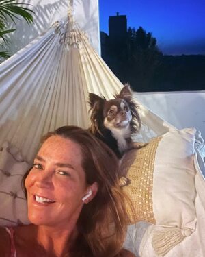 Cris Carvalho Instagram - MUDEI! Uma nova cidade, uma nova vida, um novo eu! ✨🪴🌸 🦜✨

Não foi simplesmente uma mudança de casa ou de cidade, mudei minha postura e meu estilo de vida pra conseguir ser quem eu estava sonhando ser. 🧡

⁠O galo já não canta na capital.
Pra ouvir seu lindo canto, vou mudar pra o meu interior…

… talvez mudar de opinião, mudar de gostos, mudar de hábitos… simplesmente mudar. 🦋

👉 Se adaptar a determinadas situações é necessário para que o progresso aconteça. Quando você opta por mudar, automaticamente começa a se adaptar e é no processo de adaptação que ocorre a evolução.

E sigo feliz, enfrentando os meus medos e descobrindo as minhas coragens! 🦊

E você, tem mudado ultimamente??? ou está querendo mudar?

#vidanova #lifechangingmoments #lifestyle #slowliving #alentejolifestyle #coragemparamudar #mudarehpreciso #followyourdreams #followyourheart