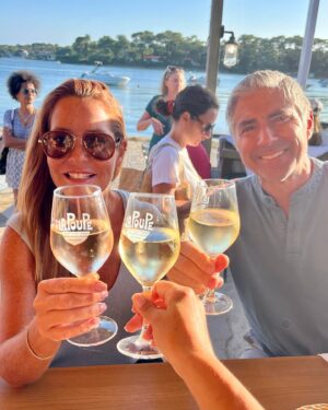 Cris Carvalho Instagram - Hoje celebramos a AMIZADE… não, acho que não descreve bem… 🧐 é muito mais do que amizade, são amigos que viram família, sabe como é? 

Hoje  estamos muito felizes, super divertidos, descontraídos, animados e a aproveitar uma linda aventura juntos 🥂😎🌞 

Mas a Vida não é feita só férias… 
e quer saber??? 
👉 “quando o bicho pega” , ah meus caros, eles também estão lá!!!! Nunca falham! 

TEM NOME PARA ISSO??? (Quem souber me diz, por favor 😉)

Amo vocês, a família que eu escolhi! 🧡🧡🧡

#makingmemories  #amigosquesaofamilia #magicmiments #sunsetlovers #lachossegor #pessoasespeciais #summer2024 #wineandoysters