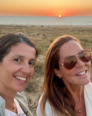 Cris Carvalho Instagram - Hoje celebramos a AMIZADE… não, acho que não descreve bem… 🧐 é muito mais do que amizade, são amigos que viram família, sabe como é? 

Hoje  estamos muito felizes, super divertidos, descontraídos, animados e a aproveitar uma linda aventura juntos 🥂😎🌞 

Mas a Vida não é feita só férias… 
e quer saber??? 
👉 “quando o bicho pega” , ah meus caros, eles também estão lá!!!! Nunca falham! 

TEM NOME PARA ISSO??? (Quem souber me diz, por favor 😉)

Amo vocês, a família que eu escolhi! 🧡🧡🧡

#makingmemories  #amigosquesaofamilia #magicmiments #sunsetlovers #lachossegor #pessoasespeciais #summer2024 #wineandoysters