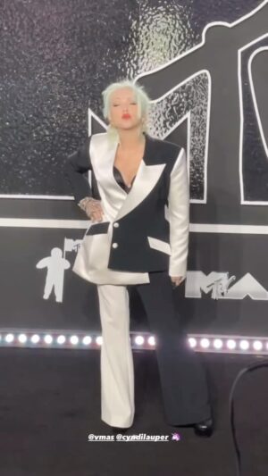 Cyndi Lauper Instagram - Arriving at @mtv @vmas 

Hair: @_juttaannaweiss__ 
Makeup: @nafra25 
Styling: @xnikkixnyc 

Wearing: @csiriano 

Video: @papermagazine 

#mtv #vmas