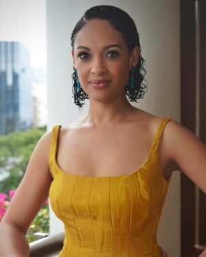 Cynthia Addai-Robinson Instagram - A humongous thank you 🙏🏽 to the entire team in Singapore, what an amazing experience 😅

My glam fellowship of 👗 @mirandaalmond, 💄 @kennethsohmakeup & 💇🏽‍♀️ @jamescatalanohair 
Thank you for making me look and feel like million bucks 💃🏽✨!

Look 1:
Dress: @rachelgilbertau 
Jewelry: @dinosaur_designs 
Shoes: @jimmychoo 

Look 2:
Top & Pants: @alemais.official 
Jewelry: @dinosaur_designs 
Shoes: @paulandrew 

Look 3:
Dress: @emiliawickstead 
Shoes: @malonesouliers 

One @dinosaur_designs ring to rule them all! 💍🤓
