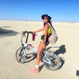 Cynthia Aparecida Instagram - Que benção é poder viver pela segunda vez a melhor e maior experiência de comunidade, música, arte e diversão da terra: @burningman ✅ ♥️ ✨