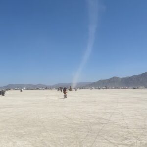 Cynthia Aparecida Instagram - Que benção é poder viver pela segunda vez a melhor e maior experiência de comunidade, música, arte e diversão da terra: @burningman ✅ ♥️ ✨