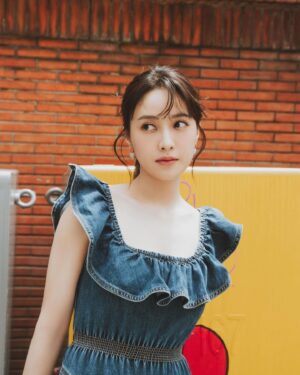 DaYuan Lin Instagram - 乘著溫暖的風
浪漫前行💕🫧
練習紀錄平凡的日常，
台北樸實的街景，其實也滿美的。
你有認真看過嗎？

Outfit : @selfportraittaiwan @tun_grp
Jewelry : @Swarovski #SwarovskiTW
Heels : @charleskeith_tw