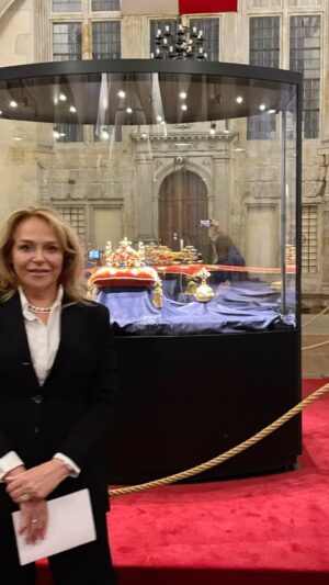 Dagmar Havlová Veškrnová Instagram - Vždycky když vidím české korunovační klenoty, rozklepou se mi kolena vzrušením a dojetím. Náš národní poklad. Odkaz našich králů. Hrdost. 🤴🤴🤴 @hradofficial #pražskýhrad #karel4 #hrad #češtíkrálové @leolaperly