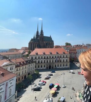 Dagmar Havlová Veškrnová Instagram - Krásný výhled a můj 1000 příspěvek. Kolik asi hodin života to je? Až  budu škemrat u brány nebeské o trochu času navíc na uspořádání věcí , neodpoví mi , že jsem neměla dělat příspěvky a ten čas bych měla?