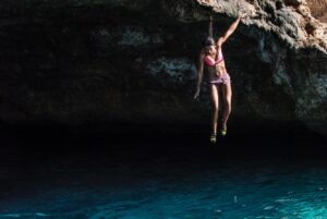 Daila Ojeda Instagram - If I had to choose between the sea and the mountains, I would always choose the sea. The sea is special for me, with its cycles... it is therapeutic, it heals wounds, it purifies. The ideal plan would be when we can climb with sea views or fall into the sea! And that is our plan in #Mallorca @shemovesmountains 

One week to go 🌊

Si me dieran a elegir entre el mar y la montaña me quedaría siempre con el mar. El mar es especial para mi, con sus ciclos… es terapéutico, cura heridas, purifica. El plan ideal seria sin duda poder escalar con vistas al mar o caer en el mar! Y ese es nuestro plan en #Mallorca @shemovesmountains 

Solo falta una semana 🌊

📸 @jeffrueppel ✨

@blackdiamond @scarpa_world @scarpaspain