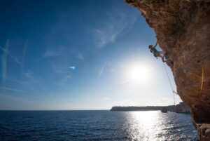 Daila Ojeda Instagram - If I had to choose between the sea and the mountains, I would always choose the sea. The sea is special for me, with its cycles... it is therapeutic, it heals wounds, it purifies. The ideal plan would be when we can climb with sea views or fall into the sea! And that is our plan in #Mallorca @shemovesmountains 

One week to go 🌊

Si me dieran a elegir entre el mar y la montaña me quedaría siempre con el mar. El mar es especial para mi, con sus ciclos… es terapéutico, cura heridas, purifica. El plan ideal seria sin duda poder escalar con vistas al mar o caer en el mar! Y ese es nuestro plan en #Mallorca @shemovesmountains 

Solo falta una semana 🌊

📸 @jeffrueppel ✨

@blackdiamond @scarpa_world @scarpaspain