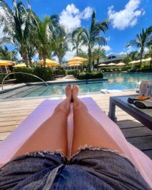 Daisy Edgar-Jones Instagram - This’ll do. And relax. OOO. I’ve had worse Mondays. Do not disturb. Airplane mode. Tan in progress. Cancelling my return flight. Long time no sea. This and that. Etc etc … 🏝️⛱️☀️

Tysm @fsnevis #FSNevis