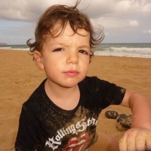 Dália Madruga Instagram - 17 anos!

Eras o bebé mais bonito… e eu não sabia o que fazer quando nasceste, demorei alguns segundos a perceber que afinal eras tu que me ias ensinar a ser mãe, a ser a tua mãe!
Desde que trocámos o primeiro olhar soube que não precisava de mais nada, tu eras tudo na minha vida e eu já nem sabia quem era antes de tu nasceres.
Cresceste, eras um reguila cheio de vida, sempre pronto a pregar partidas, mas sempre foste o meu porto seguro, contigo eu sabia que tudo era “casa”, tu que aos dois anos me disseste “Mãe, não fiques triste, eu estou aqui!.” e ali eu soube que nada mais importava, que por entre tempestades tu sempre serias o meu arco-íris.
Hoje és quase adulto, continuas o melhor companheiro que podia pedir, mas és mais do que isso, és o melhor irmão do mundo (e o mais exigente), és cuidador, amigo, preocupado, inteligente, teimoso (quando o assunto é futebol), mas acima de tudo és um ser humano extraordinário, tens valores que são inatos em ti,… e toda a gente que te conhece reconhece a pessoa especial que és!
É um orgulho ser tua mãe, mas é principalmente uma sorte!
Parabéns meu filho, que sejas sempre feliz!