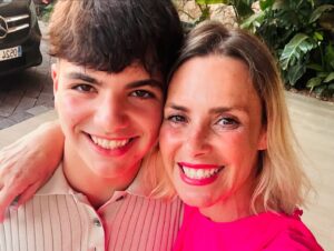 Dália Madruga Instagram - 17 anos!

Eras o bebé mais bonito… e eu não sabia o que fazer quando nasceste, demorei alguns segundos a perceber que afinal eras tu que me ias ensinar a ser mãe, a ser a tua mãe!
Desde que trocámos o primeiro olhar soube que não precisava de mais nada, tu eras tudo na minha vida e eu já nem sabia quem era antes de tu nasceres.
Cresceste, eras um reguila cheio de vida, sempre pronto a pregar partidas, mas sempre foste o meu porto seguro, contigo eu sabia que tudo era “casa”, tu que aos dois anos me disseste “Mãe, não fiques triste, eu estou aqui!.” e ali eu soube que nada mais importava, que por entre tempestades tu sempre serias o meu arco-íris.
Hoje és quase adulto, continuas o melhor companheiro que podia pedir, mas és mais do que isso, és o melhor irmão do mundo (e o mais exigente), és cuidador, amigo, preocupado, inteligente, teimoso (quando o assunto é futebol), mas acima de tudo és um ser humano extraordinário, tens valores que são inatos em ti,… e toda a gente que te conhece reconhece a pessoa especial que és!
É um orgulho ser tua mãe, mas é principalmente uma sorte!
Parabéns meu filho, que sejas sempre feliz!