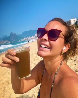 Daniela Boaventura Instagram - Se eu só pudesse escolher uma coisa nessa quinta-feira seria um mergulho no mar!! E duvido vocês me convencerem de que tem algo mais importante em jogo hoje, tá?! 🤪🤣🤭 #tbt