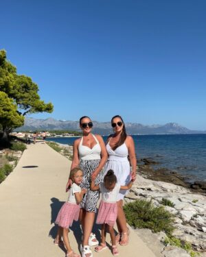 Daniela Nízlová Instagram - Rodinna dovolenka ako sa patri🫶🏼 Uz teraz nam chyba tento RAJ v Sucu-raji… Dakujeme @hvar.sport.resort za uzasne zazitky, tesime sa opat niekedy nabuduce☀️