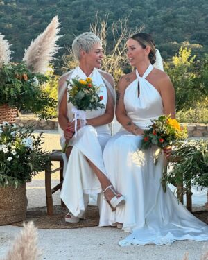 Daniela Santiago Instagram - De regreso a Málaga con el corazón lleno de amor y felicidad por ver unidas en santo matrimonio a dos preciosas amigas que se aman tantísimo ,  mis chicas @evalquezar @mariajesusgalaromero un millón de gracias por hacerme partícipe de este precioso día en el que nos tuvisteis con el corazón lleno de momentos inolvidables, mi querida Eva ,  que bonito fue maquillarte y compartir contigo tantísimo !  Marísuu no me pude reír más contigo en la pista de baile !  De verdad que bonito absolutamente TODO ! 

Reencuentros con toda mi familia de amigos de Sevilla a los que amo con todo mi corazón. 

Os quiero muchísimo a todos y espero que nos veamos muy pronto . 🩷🩷

Que viva el amor libre y real . 💘