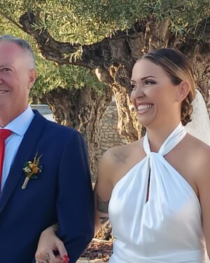 Daniela Santiago Instagram - De regreso a Málaga con el corazón lleno de amor y felicidad por ver unidas en santo matrimonio a dos preciosas amigas que se aman tantísimo ,  mis chicas @evalquezar @mariajesusgalaromero un millón de gracias por hacerme partícipe de este precioso día en el que nos tuvisteis con el corazón lleno de momentos inolvidables, mi querida Eva ,  que bonito fue maquillarte y compartir contigo tantísimo !  Marísuu no me pude reír más contigo en la pista de baile !  De verdad que bonito absolutamente TODO ! 

Reencuentros con toda mi familia de amigos de Sevilla a los que amo con todo mi corazón. 

Os quiero muchísimo a todos y espero que nos veamos muy pronto . 🩷🩷

Que viva el amor libre y real . 💘