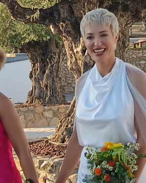 Daniela Santiago Instagram - De regreso a Málaga con el corazón lleno de amor y felicidad por ver unidas en santo matrimonio a dos preciosas amigas que se aman tantísimo ,  mis chicas @evalquezar @mariajesusgalaromero un millón de gracias por hacerme partícipe de este precioso día en el que nos tuvisteis con el corazón lleno de momentos inolvidables, mi querida Eva ,  que bonito fue maquillarte y compartir contigo tantísimo !  Marísuu no me pude reír más contigo en la pista de baile !  De verdad que bonito absolutamente TODO ! 

Reencuentros con toda mi familia de amigos de Sevilla a los que amo con todo mi corazón. 

Os quiero muchísimo a todos y espero que nos veamos muy pronto . 🩷🩷

Que viva el amor libre y real . 💘