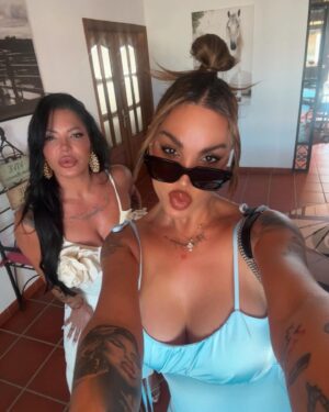 Daniela Santiago Instagram - De regreso a Málaga con el corazón lleno de amor y felicidad por ver unidas en santo matrimonio a dos preciosas amigas que se aman tantísimo ,  mis chicas @evalquezar @mariajesusgalaromero un millón de gracias por hacerme partícipe de este precioso día en el que nos tuvisteis con el corazón lleno de momentos inolvidables, mi querida Eva ,  que bonito fue maquillarte y compartir contigo tantísimo !  Marísuu no me pude reír más contigo en la pista de baile !  De verdad que bonito absolutamente TODO ! 

Reencuentros con toda mi familia de amigos de Sevilla a los que amo con todo mi corazón. 

Os quiero muchísimo a todos y espero que nos veamos muy pronto . 🩷🩷

Que viva el amor libre y real . 💘