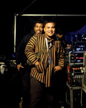 Danilla Riyadi Instagram - Pertama manggung di Dieng itu dingin bangetttt!! 
Tapi suasananya itu enak banget, 
Terima kasih yaa, sudah membawa musik-musik Danilla ke alam tinggi yang terbuka, terima kasih sudah menikmatinya juga.

Dan untuk @iqbalnrsd & @good.moodstuff , terima kasih sudah support jaket untuk aku, @andifa_ , @adithiaa , dan @rizky.nawan , kami merasa sangat hangat dan ganteng-ganteng, hehe.

Photo by @anandasurio