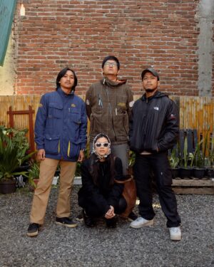 Danilla Riyadi Instagram - Pertama manggung di Dieng itu dingin bangetttt!! 
Tapi suasananya itu enak banget, 
Terima kasih yaa, sudah membawa musik-musik Danilla ke alam tinggi yang terbuka, terima kasih sudah menikmatinya juga.

Dan untuk @iqbalnrsd & @good.moodstuff , terima kasih sudah support jaket untuk aku, @andifa_ , @adithiaa , dan @rizky.nawan , kami merasa sangat hangat dan ganteng-ganteng, hehe.

Photo by @anandasurio