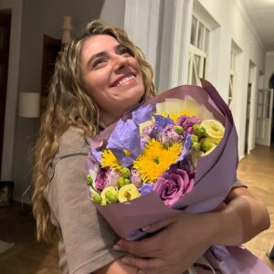 Daria Petrozhytska Instagram - Стоп. Знято. «Встигнути до 30. Другий сезон» 
От і все 🥹🥰
Обожнюю кожного і ще вже назавжди @iqproduction 🤍

- Коли вийде? Не знаю 🫣
- Чи буде продовження? Гарненько дивіться другий сезон на @tet_tv і робіть нам цифри - тоді буде 😂
- Чи буде цікаво? Відповідь за вами 🥰