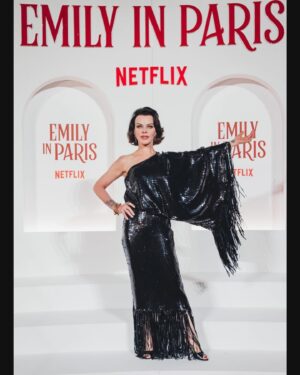 Debi Mazar Instagram - Emily è arrivata a Roma❣️
Date night with @thetuscangun to celebrate with my pals.
I have a fabulous,surprise cameo on the show! More on that..
Thankyou @starmandarren @andymanf @sjoelbrown @netflixit @netflixfr for having me! 
My Fabulous Dress by @tallermarmo 🖤
💃🏻🇮🇹🕺🏻