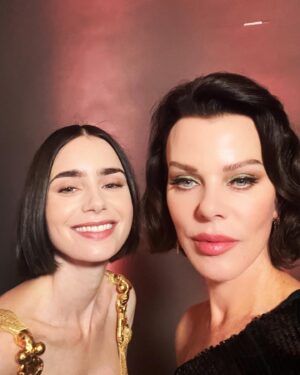 Debi Mazar Instagram - Emily è arrivata a Roma❣️
Date night with @thetuscangun to celebrate with my pals.
I have a fabulous,surprise cameo on the show! More on that..
Thankyou @starmandarren @andymanf @sjoelbrown @netflixit @netflixfr for having me! 
My Fabulous Dress by @tallermarmo 🖤
💃🏻🇮🇹🕺🏻