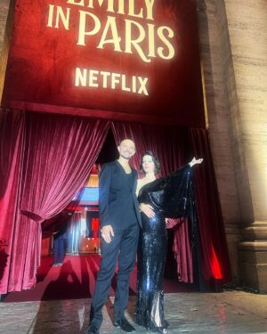Debi Mazar Instagram - Emily è arrivata a Roma❣️
Date night with @thetuscangun to celebrate with my pals.
I have a fabulous,surprise cameo on the show! More on that..
Thankyou @starmandarren @andymanf @sjoelbrown @netflixit @netflixfr for having me! 
My Fabulous Dress by @tallermarmo 🖤
💃🏻🇮🇹🕺🏻
