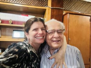 Débora Bloch Instagram - Com Othon Bastos, esse ator gigante. Fui ontem assistir “Eu não me entrego, não” que coisa linda e emocionante! Uma ode ao teatro, ao ator e a arte! Não percam! @othonbastosnoteatro @othonbastosoficial