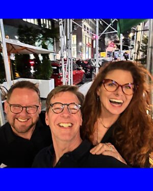 Debra Messing Instagram - The last few days has been a balm to my soul. Spending time with my beloveds, from all over the world, has momentarily lightened my heart, and I am so grateful.

@camrynmanheim and I went to the @usopen and watched the Men’s Semifinals -Sinner vs Draper. It was extraordinary. Thank you @dobeltequila for having us and getting me drunk in the middle of the afternoon.😂Cam and I always laugh together, but we were maybe, a little bit giddier than usual!

@seanhayes (my brother from another mother) and his better half, sorry Seanie, @scotticenogle were like a cozy warm blanket. We had the yummies dinner and as always it felt like we saw each other last week, even though they live in LA.

And @robertvetica, My first and forever hair stylist who is my family, and lives in Italy. Brunch and heart talk. He always makes me remember to live in the moment and to live in gratitude. 

Thank you, dear ones, for loving me. All of me. 

#rideordie #friendsforever #luckyme #bringingthelight #camrynmanheim #seanhayes #robertvetica