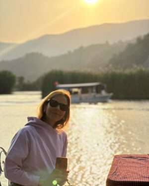 Defne Kayalar Instagram - İnternete söyleyin, ormandan geri döndüm, telefonum çekiyor 🌲