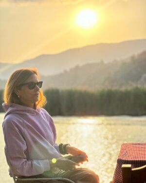 Defne Kayalar Instagram - İnternete söyleyin, ormandan geri döndüm, telefonum çekiyor 🌲