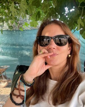 Defne Kayalar Instagram - İnternete söyleyin, ormandan geri döndüm, telefonum çekiyor 🌲