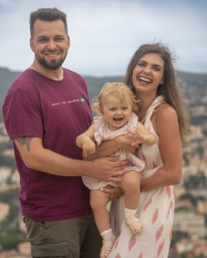 Denisa Pfauserová Instagram - My jsme se hledali, až jsme se našli 👨👶👩‍🦱 aneb my dva čmoudi a naše blonďatá kukačka 🙈 Hodně od vás slyším, jaká jsme fajn rodinka a my dva s Martině skvělej páreček. No a na jednu stranu to tak vážně je, jsme super tým a já jsem po celkem dlouhý době a x partnerských neuspěších našla kluka z mýho těsta. A tu naši rozkošnou usměvavou holčičku máme fakt za odměnu!

Na druhou stranu pořád vidíte jen to, co já chci, abyste viděli. Takže jsme i my dva úplně normální pár, co se hádá (a ráda bych napsala občas, ale popravdě je to spíš každej den :)), co si často nerozumí, co se uráží, potřebuje si od sebe odpočinout, bere si všechno osobně nebo vytahuje sto let starý křivdy 😅 Nakonec k sobě ale vždycky zase najdem cestu a umíme si odpustit a jít dál (ne a nikdy jsem nepřišla říct ,,promiň” jen proto, abych měla klid a měla za to, že se ve skutečnosti nemám za co omlouvat, ne ne, samozřejmě, že ne 😁). Když nemusíte být v partnerském vztahu někdo, kdo nejste a o všem si můžete promluvit, byť je to někdy hodně těžké, tak je to velká výhra. Vím to a díky za to ❤️

Někde jsem četla, že důležitý si odpustit před tím, než půjdete spát. Tak až se vás to někdy zas bude držet celej den, zkuste to dát aspoň ve chvíli, kdy lezete do peřin :)

#family #couple