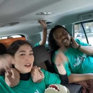 Devina Aureel Instagram - Lihat gimana serunya Yana dan Pak RT selama roadshow cinema visit di Magelang-Jogja-Solo! Pengen nonton vlog yang lebih seru? Komen dulu di kolom komentar yuk! 😉

Jangan lupa juga tonton #SeniMemahamiKekasih di bioskop hari ini, mumpung long weekend! 🎥✨ #FilmSMK #IDNPictures #IDN #FilmIndonesia