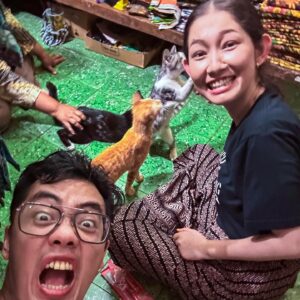Devina Aureel Instagram - Batik dan Kocheng ternyata kombinasi yang bagus

Lokasi: Batik Mahkota Laweyan