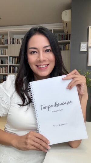Dewi Lestari Instagram - Sudah buku kedelapan belas, tetapi sensasinya tetap sama. Ketika kali pertama melihat manuskrip dicetak, rasanya berbunga-bunga bagai bertemu bayi yang baru lahir. Selamat datang, Tanpa Rencana. Bersiap ketemu pembaca akhir bulan depan, ya ❤️

#TanpaRencana #BentangPustaka #DeeLestari #DeeMenulis