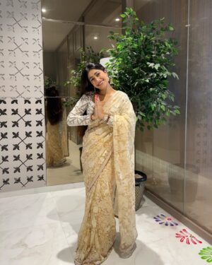 Dhanashree Verma Instagram - Ganpati Bappa Morya 🩷✨🙏🏻 
Love and blessings always 

Outfit: @theroyaleum
@vblitzcommunications 
Jewellery: @azotiique